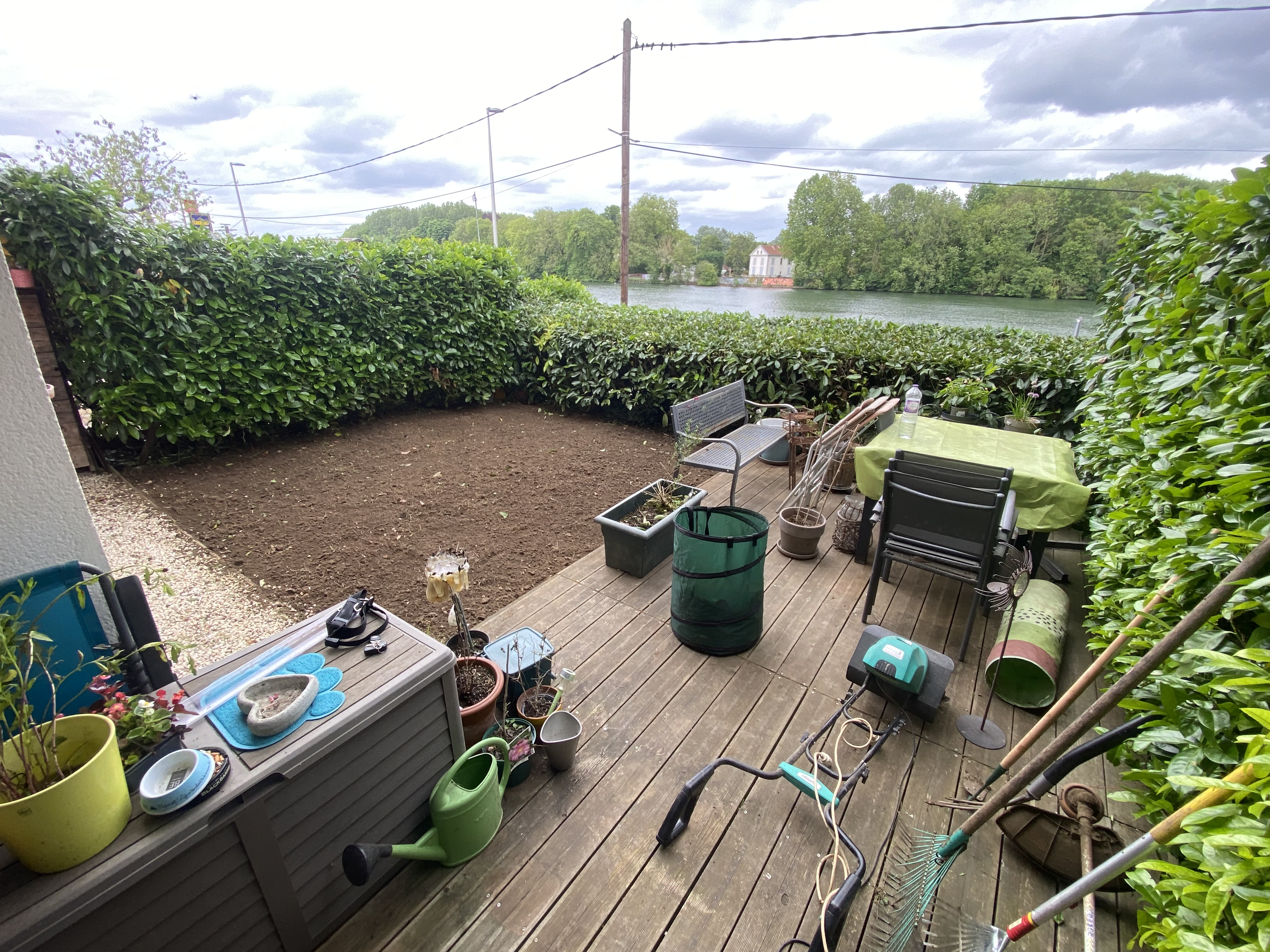 Jardin pendant travaux – terre préparée et nivelée